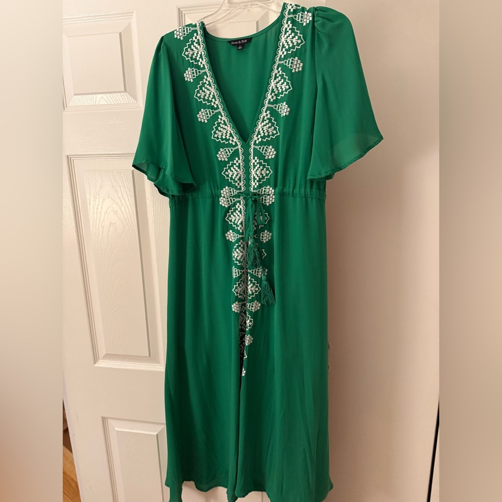 Chic Green Midi Dress with Embroidery
